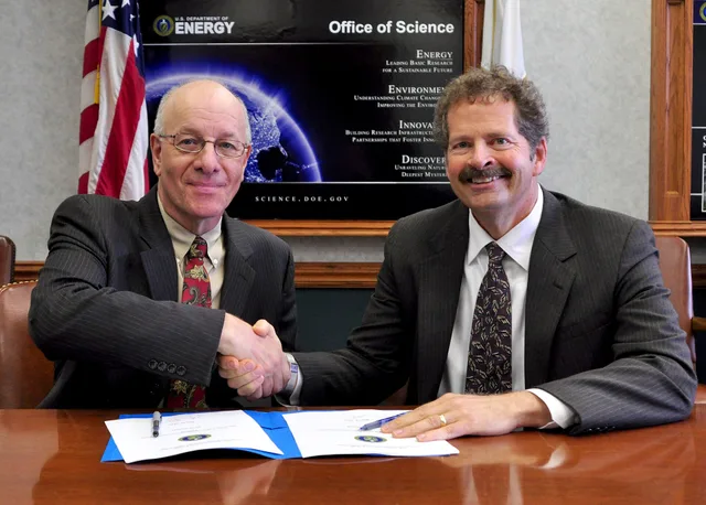 15-076-19 DOE photo Lynn Freeny 5-18-2015 (left to right): Robert Forshay, partner alliance manager with Black Box Network Services, and Kevin Hall, manager of DOE’s Oak Ridge Office, sign a telecommunications contract for the Oak Ridge Federal Integrated Communications Network. Matching a business broker service to your deal, and what the fee covers